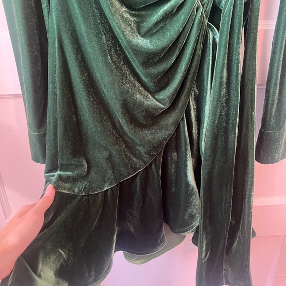 New! Gorgeous Bardot Velvet Long Sleeve Dress ($139 retail) size 4 NWT - Picture 9 of 10